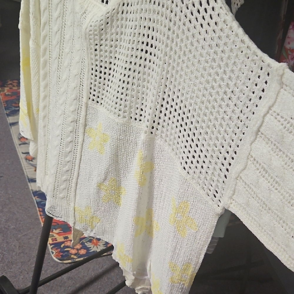 POL Women's Cream and Yellow Floral Sweater - Picture 4 of 8